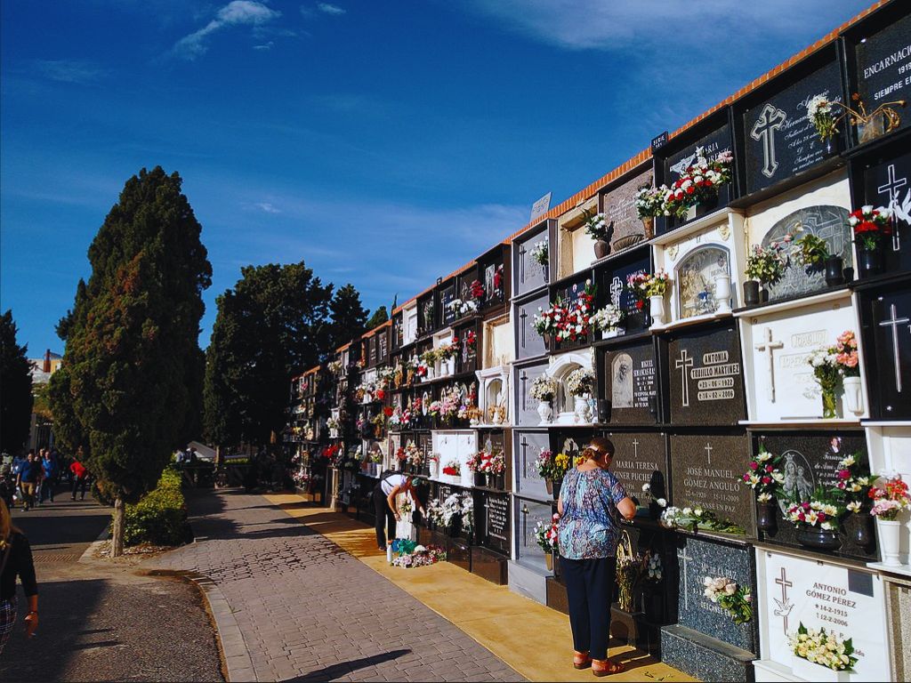 Cementerio el día de Todos los Santos en España Cementerio el día 1 de noviembre Todos los Santos en España